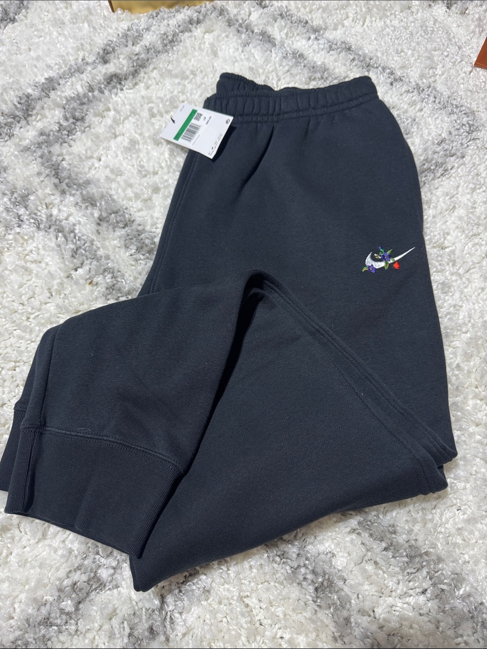 Nike men’s club fleece Black Joggers with Floral Swoosh DO6169-010 Msrp $60 nwt